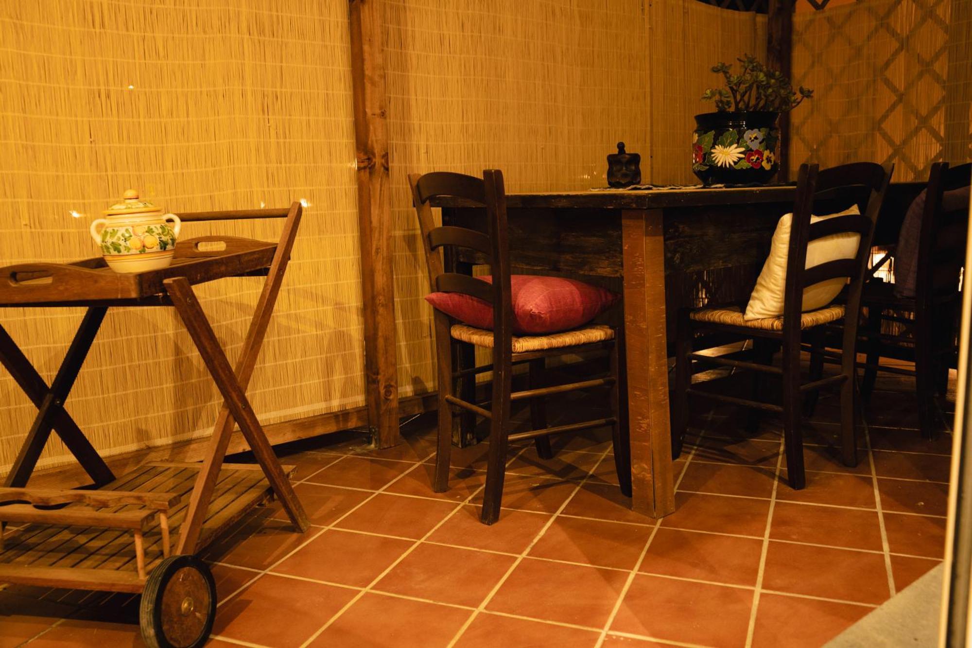 Casa Vacanze Le Pernici Николози Экстерьер фото